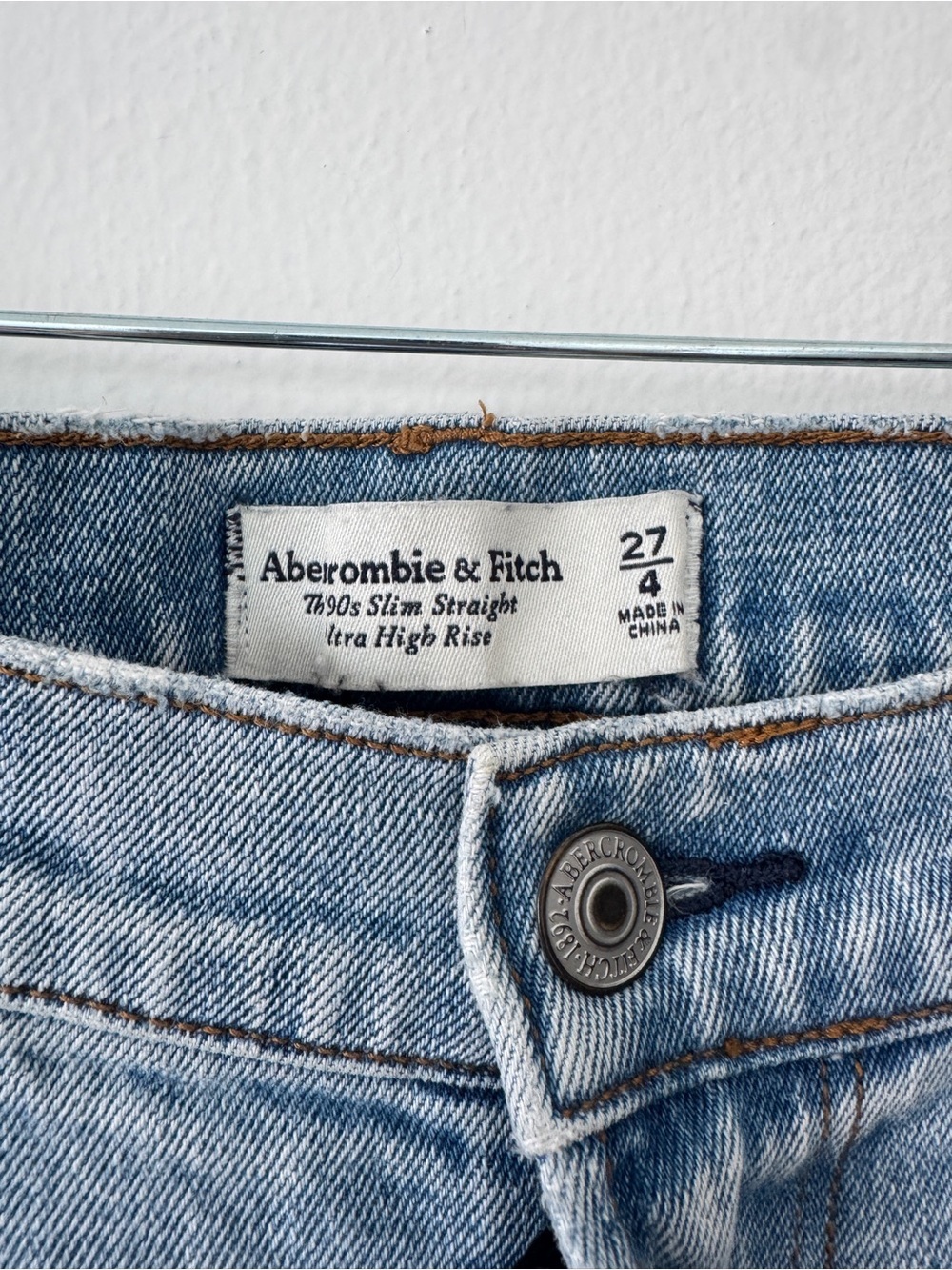 A&F Curve Love 90s Slim Straight Jeans | 27/4 | Ultra High Rise | Light Wash - Picture 3 of 4